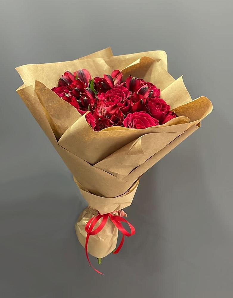 Букет цветов из: Альстромерии и Розы в Какашуре