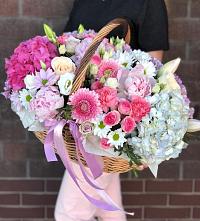 Цветочная композиция из Розы, Хризантемы, Пионы и Лизиантусы в корзине в Какашуре