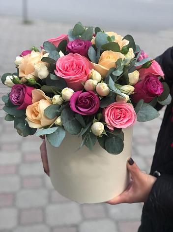 Цветочная композиция из Розы в шляпной коробке в Какашуре