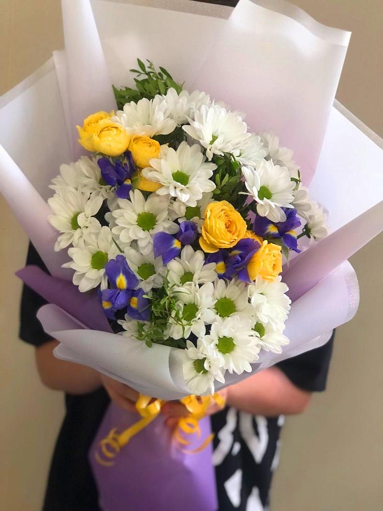 Букет цветов из: Ирисы, Хризантемы и Розы в Какашуре