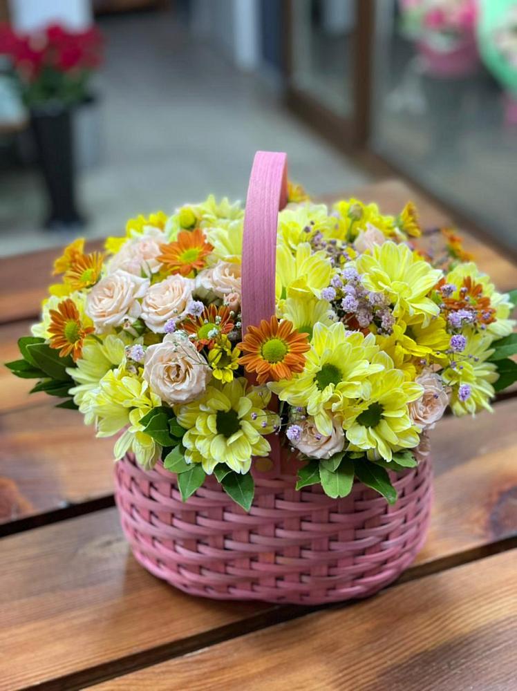 Цветочная композиция из Хризантемы и Розы в корзине в Какашуре