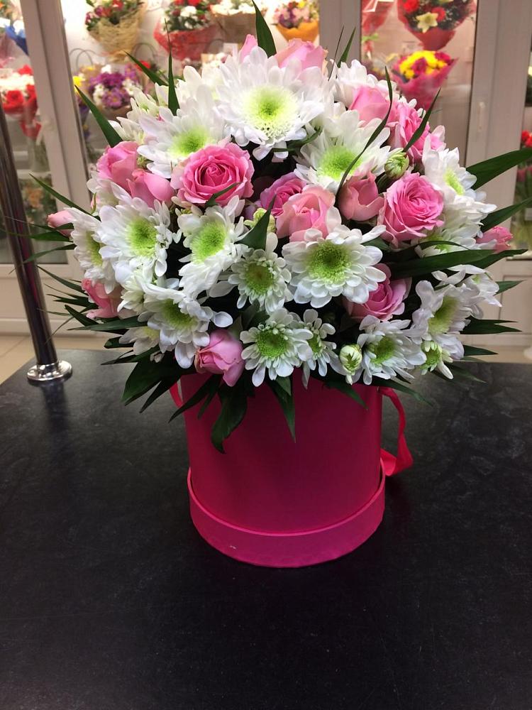 Цветочная композиция из Розы и Хризантемы в шляпной коробке в Какашуре