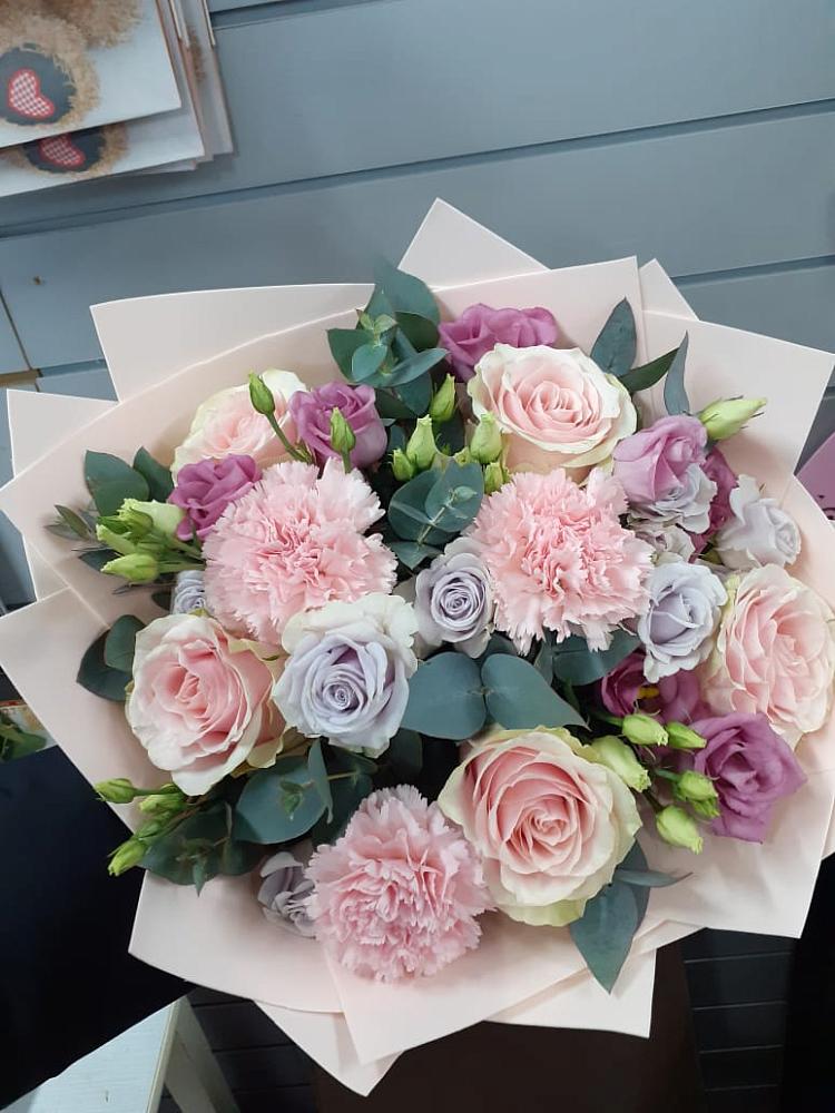 Букет цветов из: Розы, Гвоздики и Лизиантусы в Какашуре