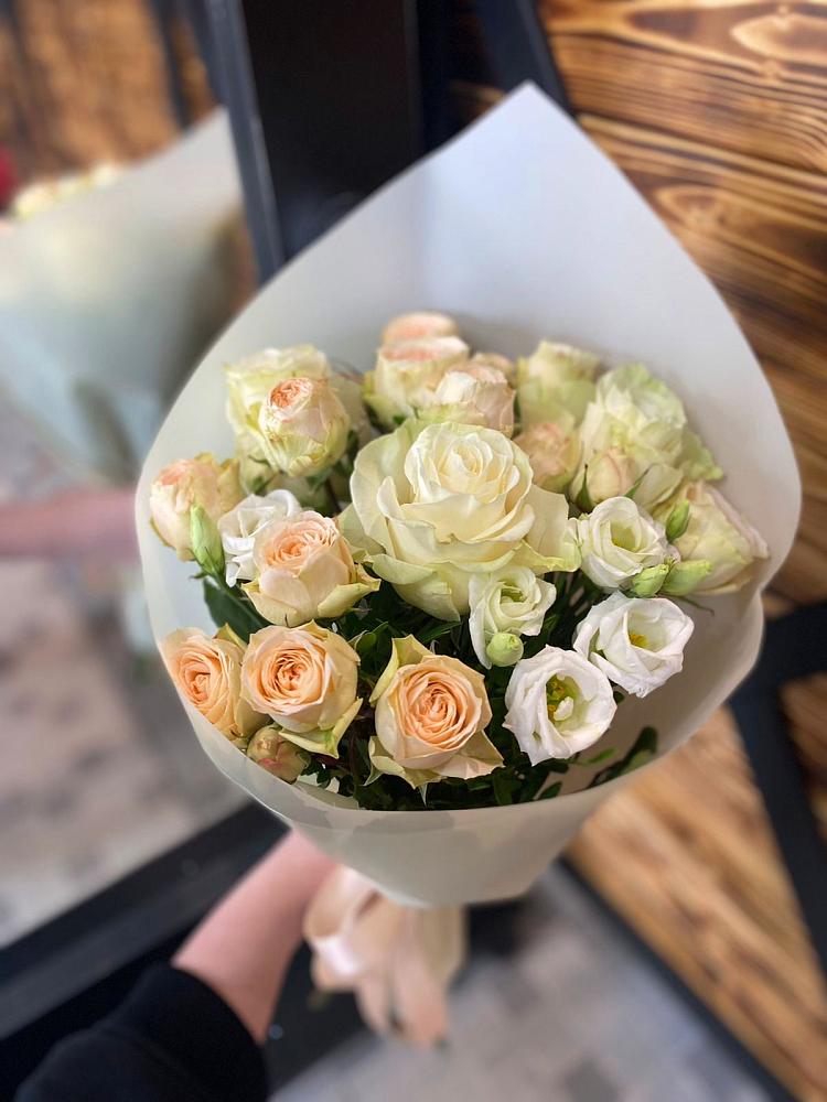 Букет цветов из: Розы и Лизиантусы в Какашуре